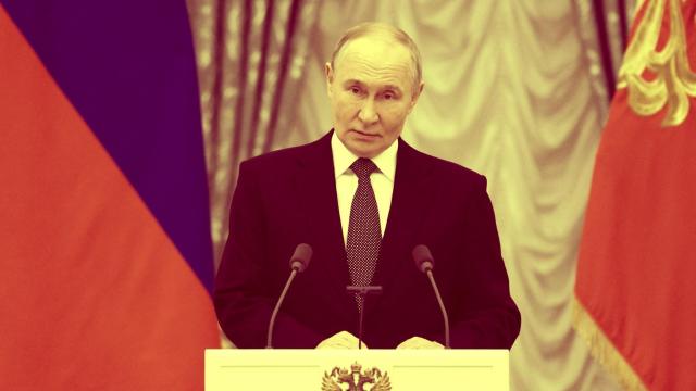 El presidente ruso, Putin, asiste a una ceremonia de entrega de premios en Moscú.