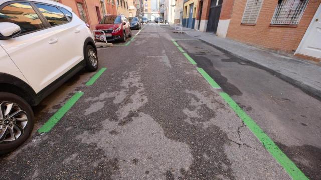 Varios coches aparcados en la nueva zona SER en el barrio de Usera.