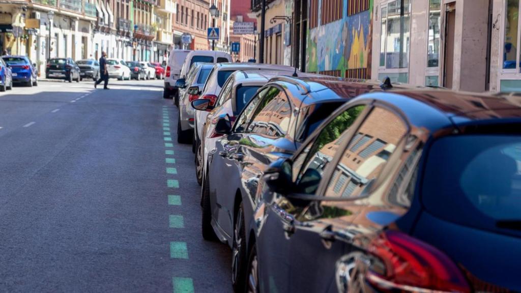 Varios coches aparcados en la zona verde de Madrid.