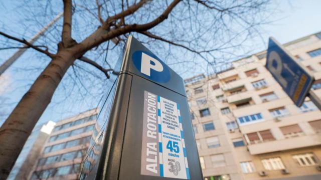 Una de las máquinas del Servicio de Estacionamiento Regulado (SER) de alta rotación en Chamberí.