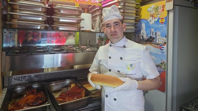 Elder Carranza junto a las bandejas de su codiciado cochinillo asado y su pan recién horneado en Locco Pizza.