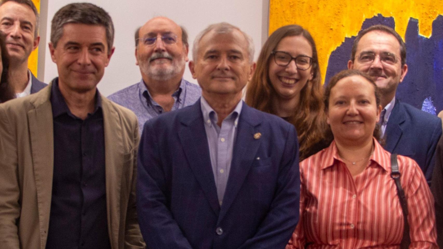 Tomás Merina, en el centro, con su candidatura al Colegio de Médicos.