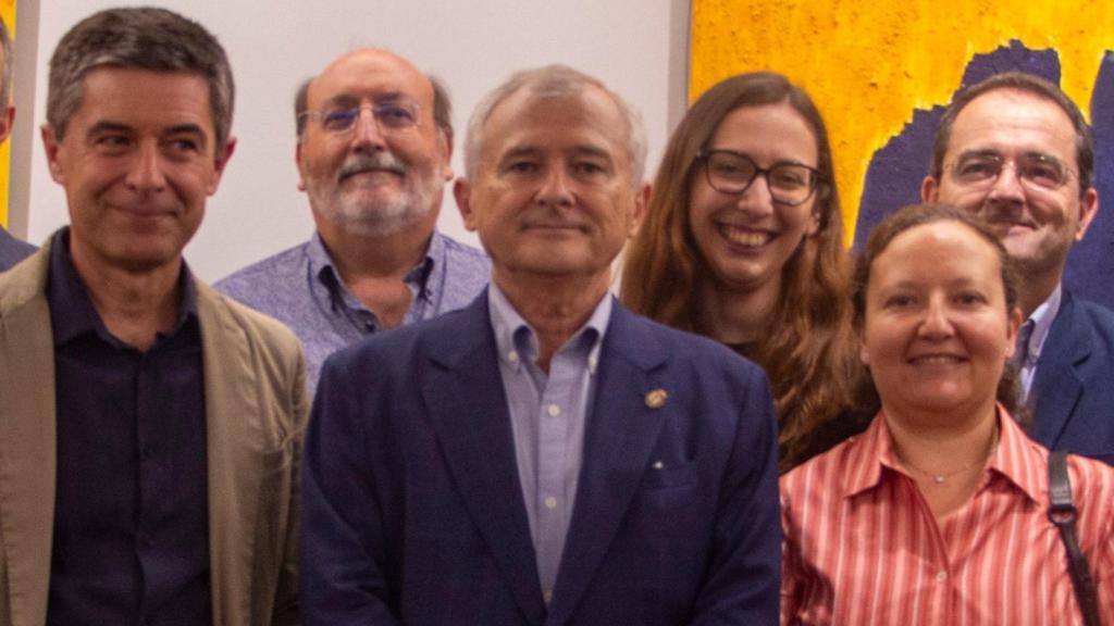 Tomás Merina, en el centro, con su candidatura al Colegio de Médicos.