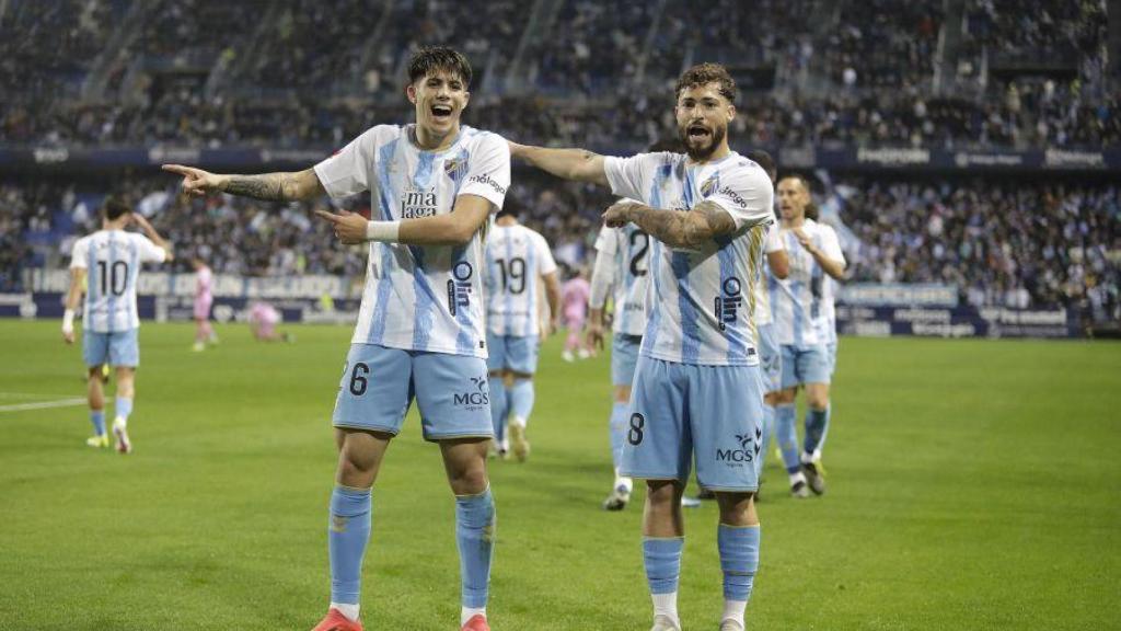 Cordero y Dani Sánchez celebran un gol contra el Eldense en La Rosaleda.