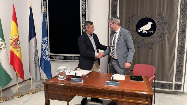 Cristóbal Ramos y Teodomiro López, durante la firma.