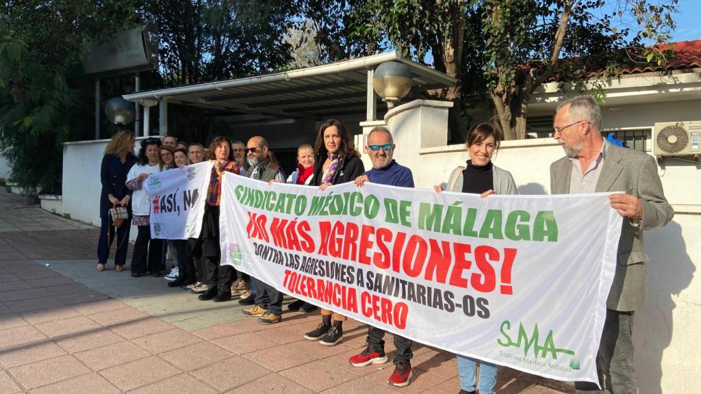 Concentración tras la agresión a una médica de un centro de salud de Estepona.