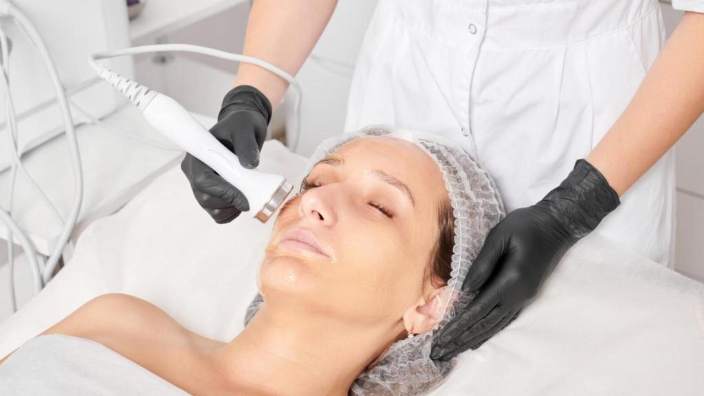 Mujer en cabina de tratamiento facial