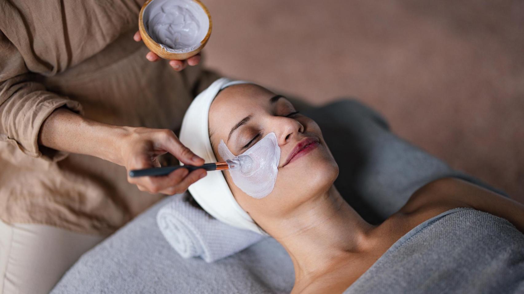 Muje relajada con una mascarilla facial