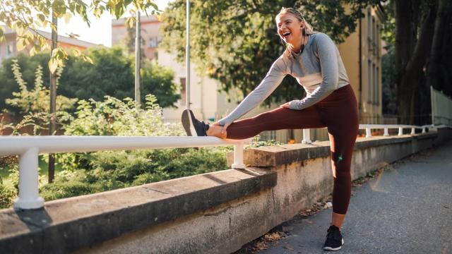 Mujer estirando antes de hacer deporte.