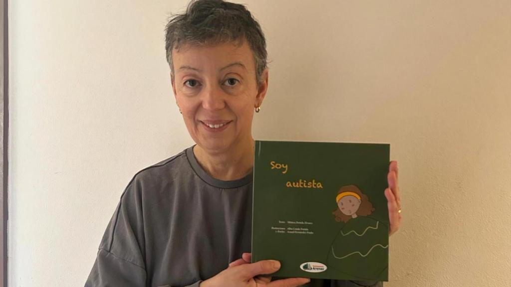 Mónica Portela junto a su libro 'Soy autista'