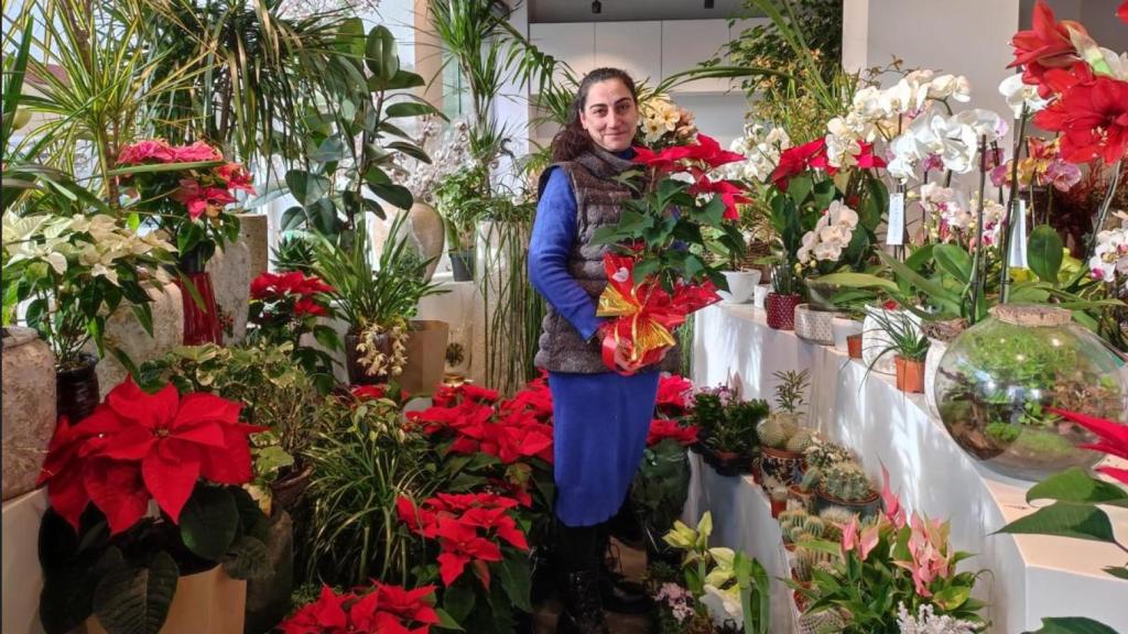 Tania Alonso, rodeada de flores y plantas en su negocio, la floristería Calo de A Coruña.