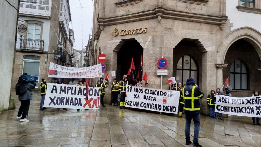 Concentración de personal de Correos en Santiago de Compostela.