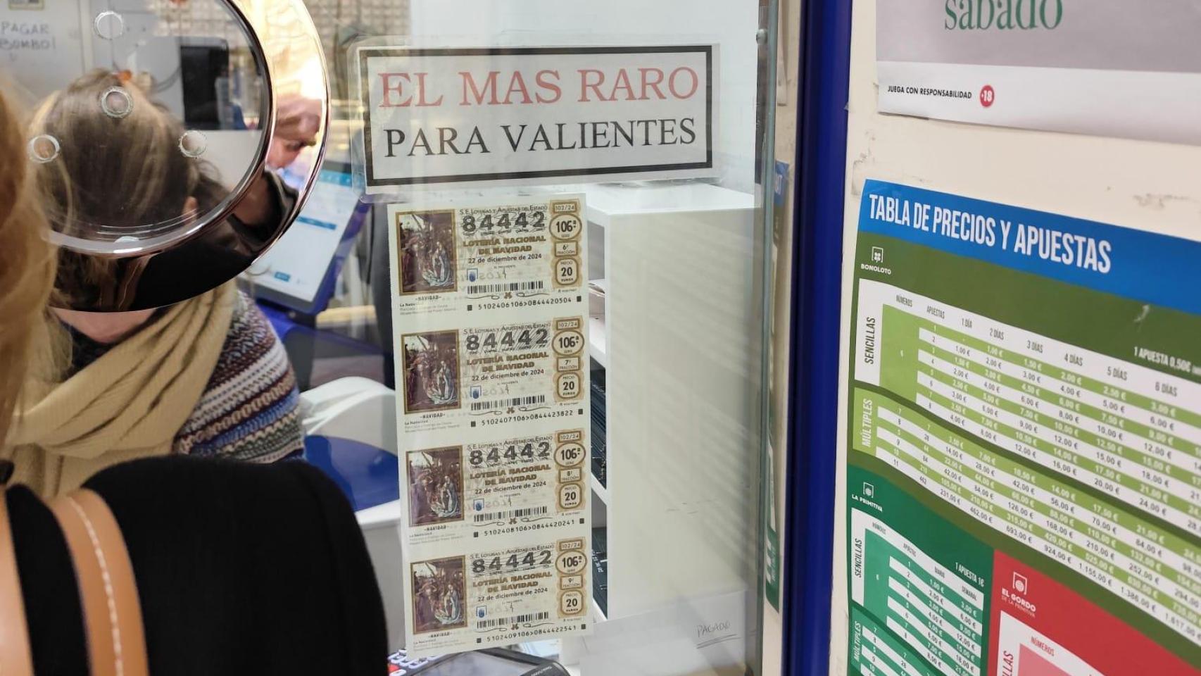 Sección para valientes en el mostrador de la administración de lotería Sagasta