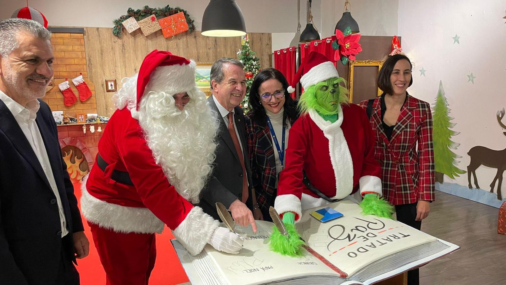 Papá Noel y el Grinch firman la paz en Vigo, con Abel Caballero mediando.