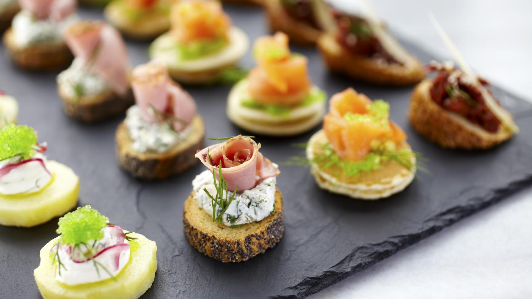 Pequeños canapés para una comida de fiesta