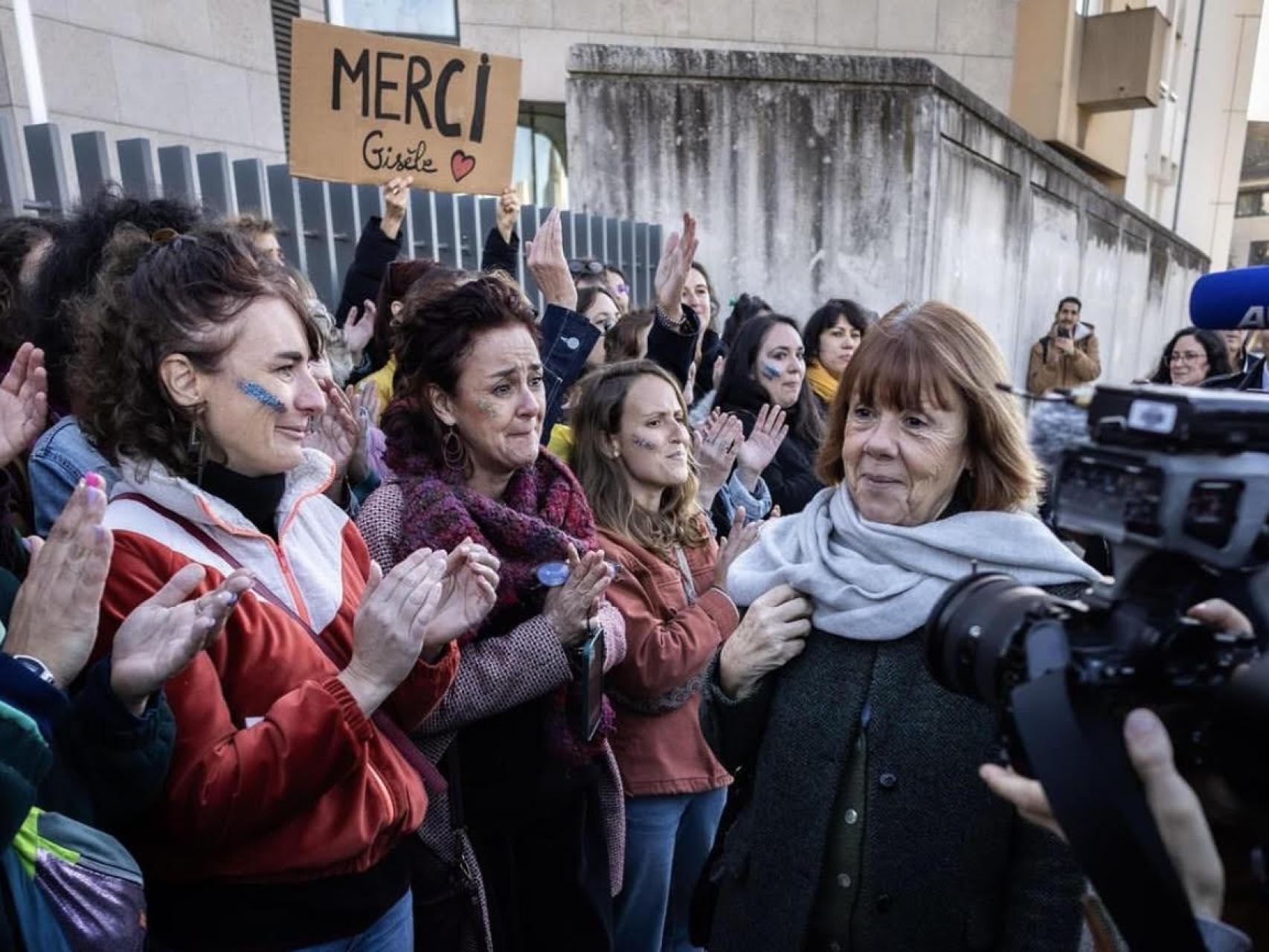 Gisèle Pélicot, aplaudida a la entrada del Tribunal de Aviñón.