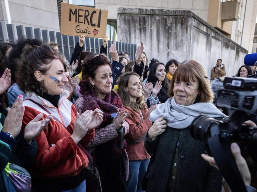 Gisèle Pélicot, aplaudida a la entrada del Tribunal de Aviñón.