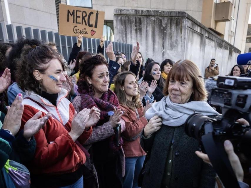 Gisèle Pélicot, aplaudida a la entrada del Tribunal de Aviñón.