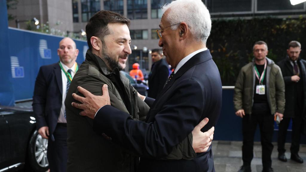 El presidente ucraniano, Volodímir Zelenski, saluda al nuevo jefe del Consejo Europeo, António Costa, este jueves en Bruselas