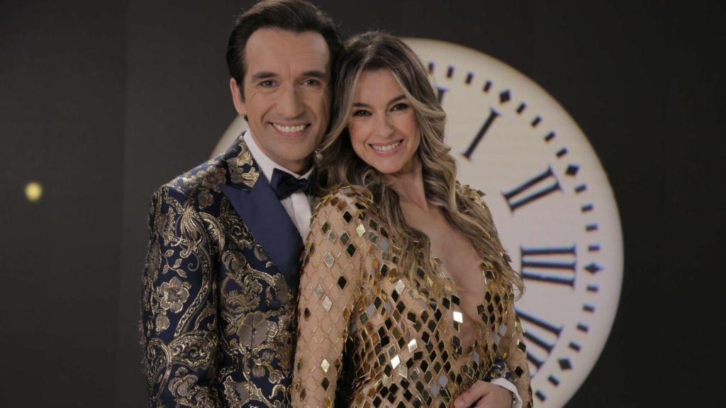 Miguel Lago y Mónica Martínez en una imagen promocional de las Campanadas 2024-2025.