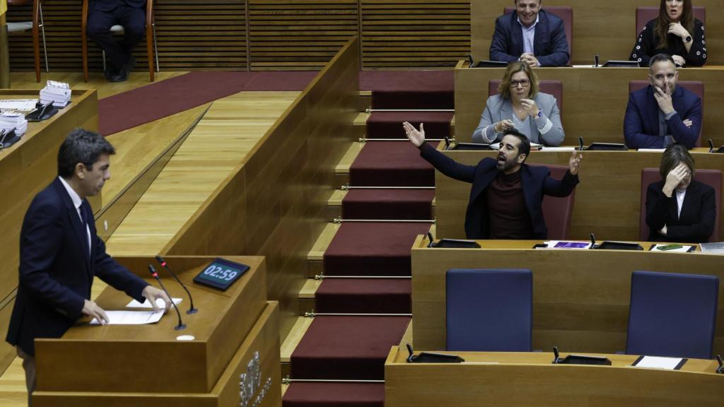 El portavoz del grupo parlamentario socialista, José Muñoz, realiza un gesto durante la intervención en Les Corts Valencianes de Carlos Mazón. Efe / Biel Aliño