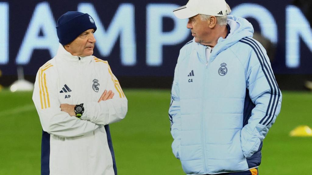 Pintus, preparador físico, y Ancelotti conversan durante un entrenamiento.