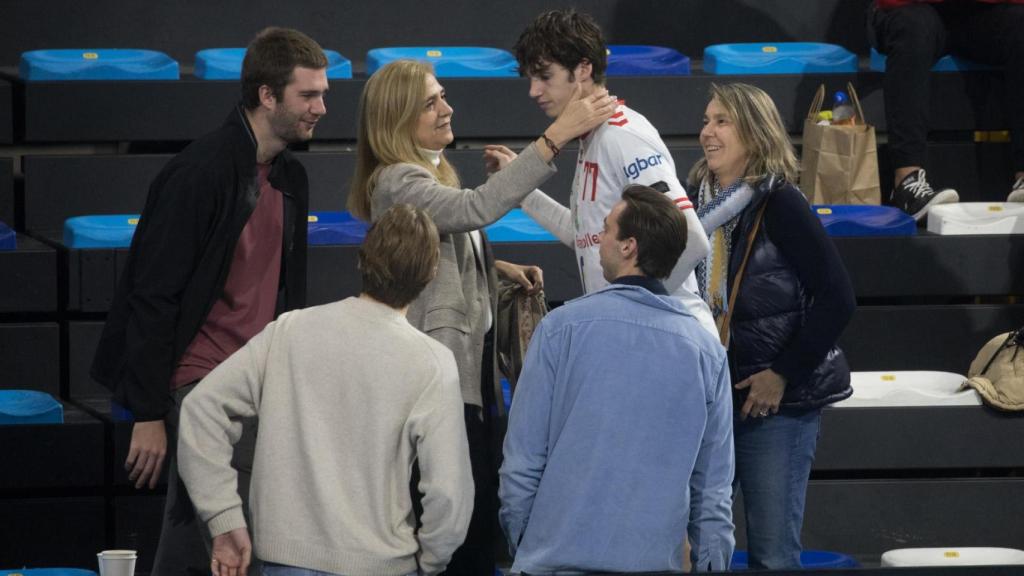 La infanta Cristina junto a Juan, Pablo y Miguel Urdangarin en el Palacio de los Deportes de Barcelona.