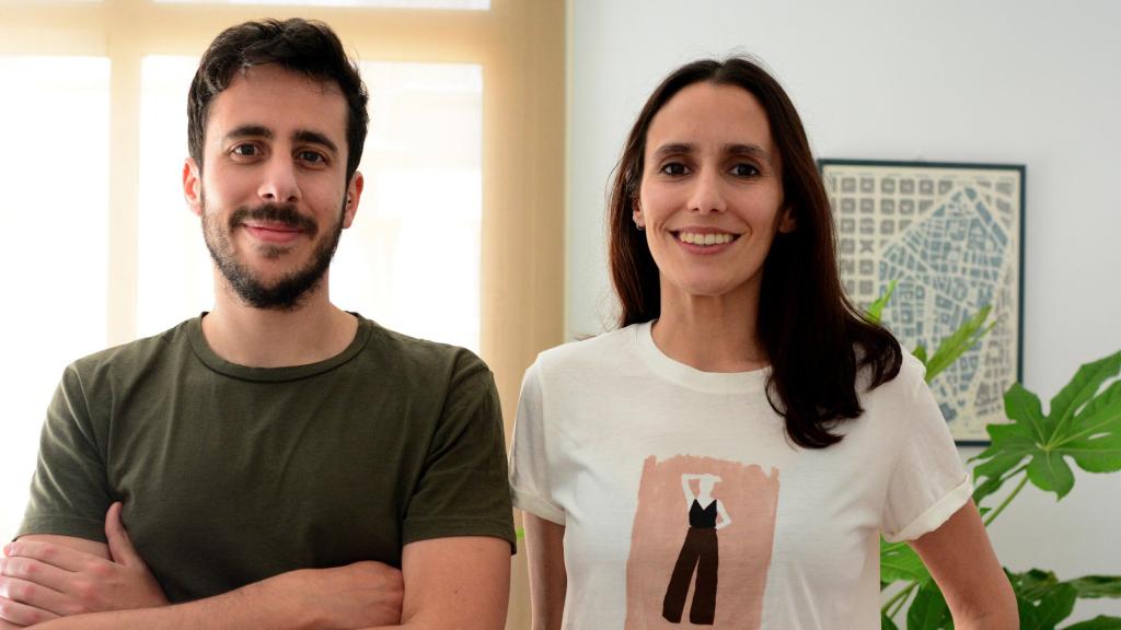 Los editores de Planeta Mauna Loa, Juan Fernández y Tania Alonso.