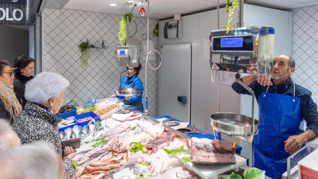 Imagen de una pescadería en el mercado de abastos de Toledo.