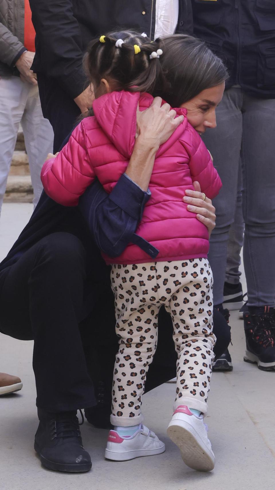 Letizia, muy cariñosa y cercana con una niña, durante su segunda visita a Valencia.