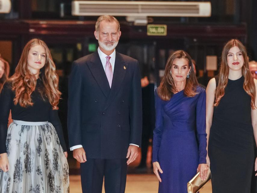 Los reyes de España y sus hijas, Leonor y Sofía, en diciembre de 2023.