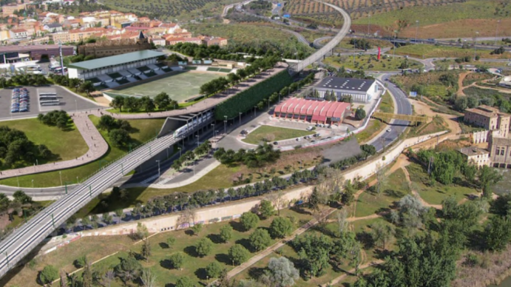 La futura vía cruzará entre el estadio Salto del Caballo y el pabellón Javier Lozano.