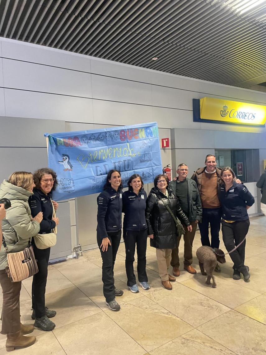 Las expedicionarias, a su llegada al aeropuerto.