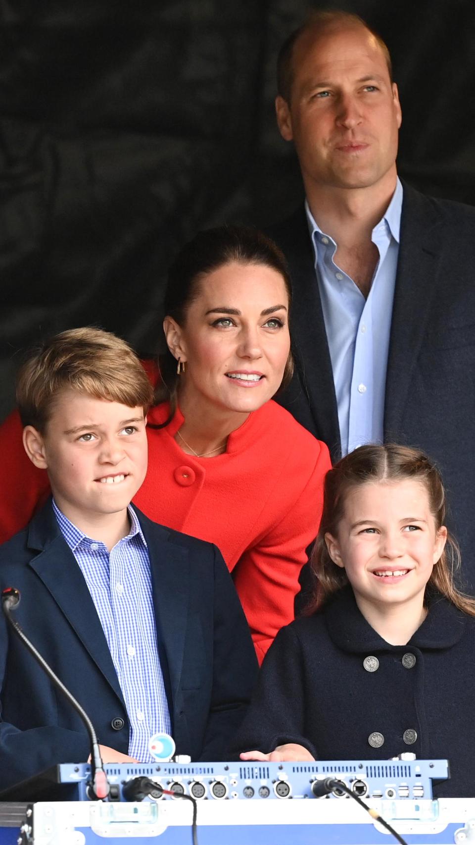 Los príncipes de Gales junto a dos de sus tres hijos, George y Charlotte.