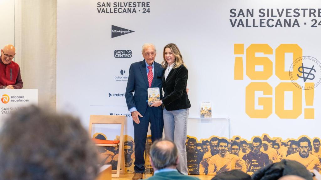 Mónica Martínez recoge el premio de la mano de Antonio Sabugueiro