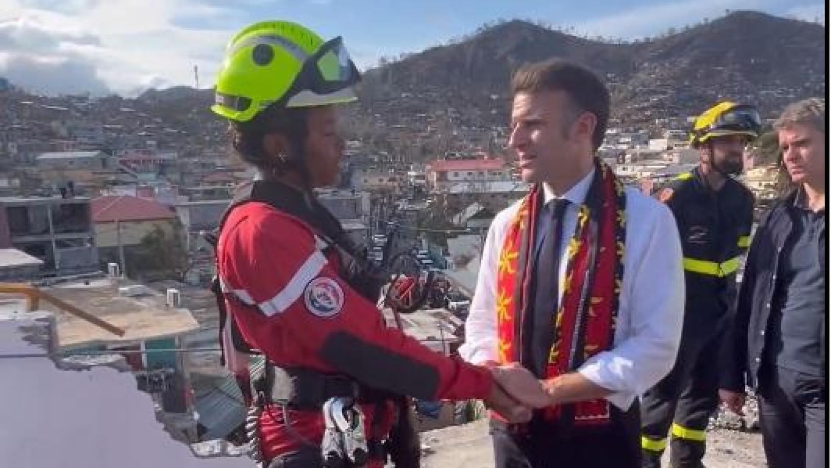 El presidente francés, Emmanuel Macron, durante su visita al devastado archipiélago de Mayotte.