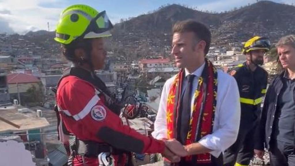 El presidente francés, Emmanuel Macron, durante su visita al devastado archipiélago de Mayotte.