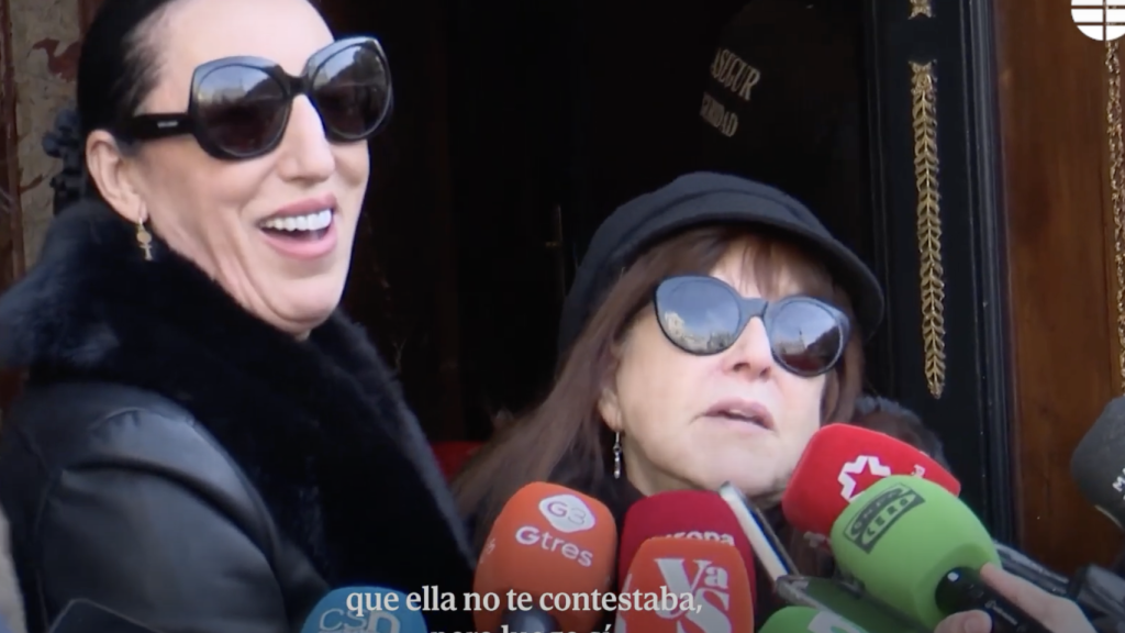 Las amigas, a las puertas del funeral de Marisa Paredes.