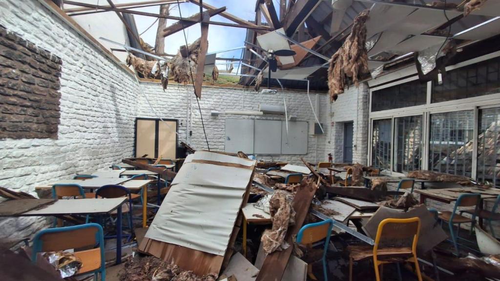 Un colegio de Mayotte, completamente destrozado por el ciclón.