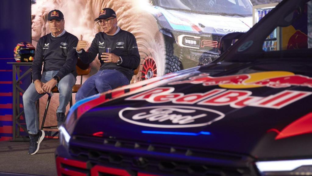 Carlos Sainz y su copiloto Lucas Cruz, en la presentación de su proyecto con Ford.