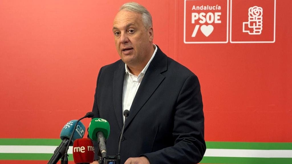 El secretario general del PSOE en Cádiz, Juan Carlos Ruiz Boix, en la rueda de prensa del pasado lunes.