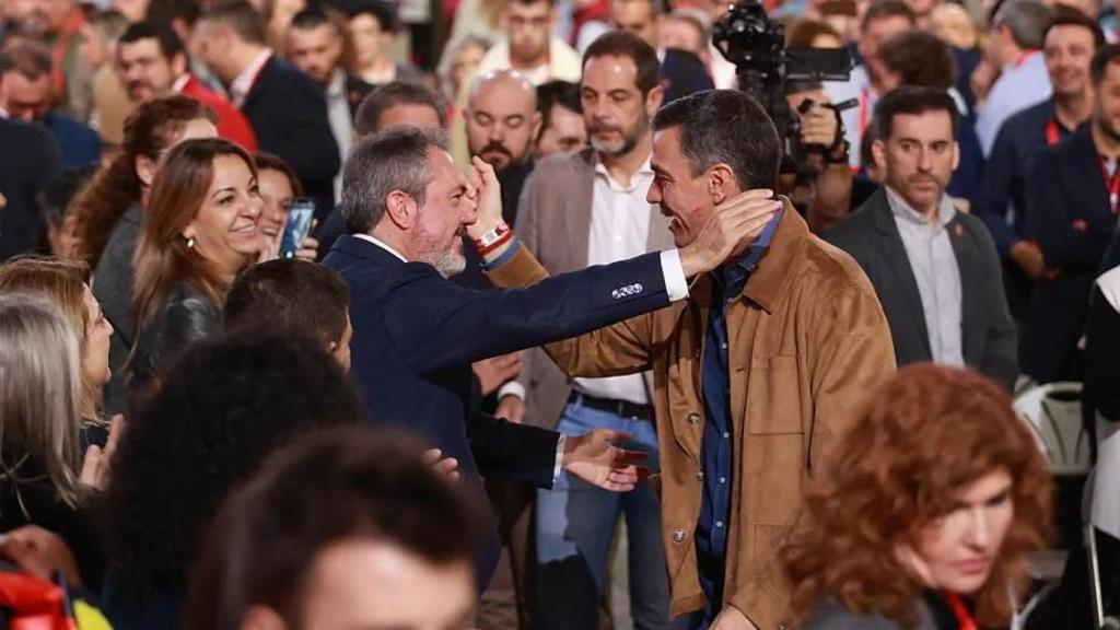 Juan Espadas se abraza se Pedro Sánchez durante el Congreso del PSOE en Sevilla.