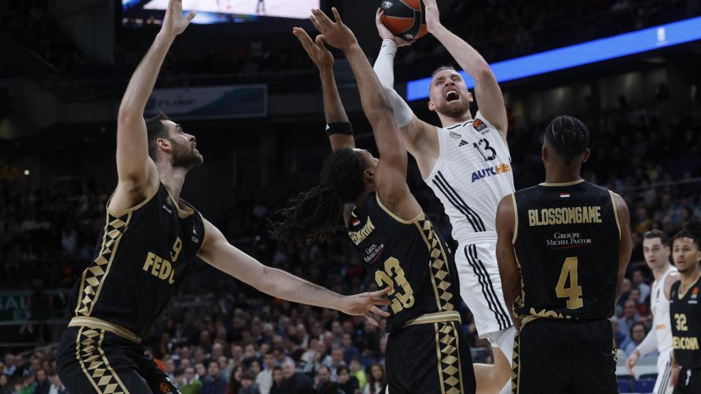 Dzanan Musa trata de encestar a canasta ante la presión de varios jugadores del AS Monaco.