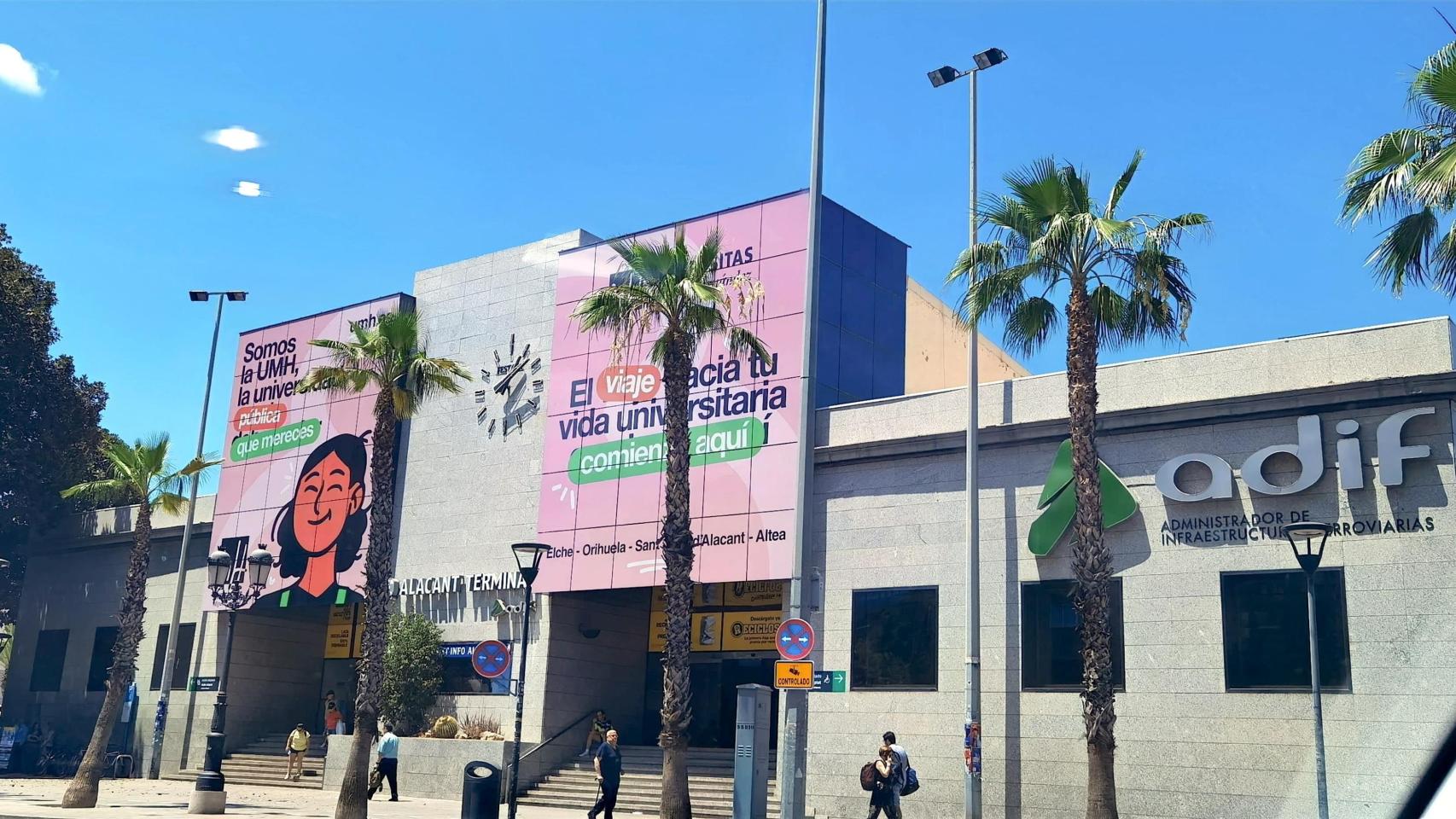 La fachada de la estación de Adif en Alicante, este verano.