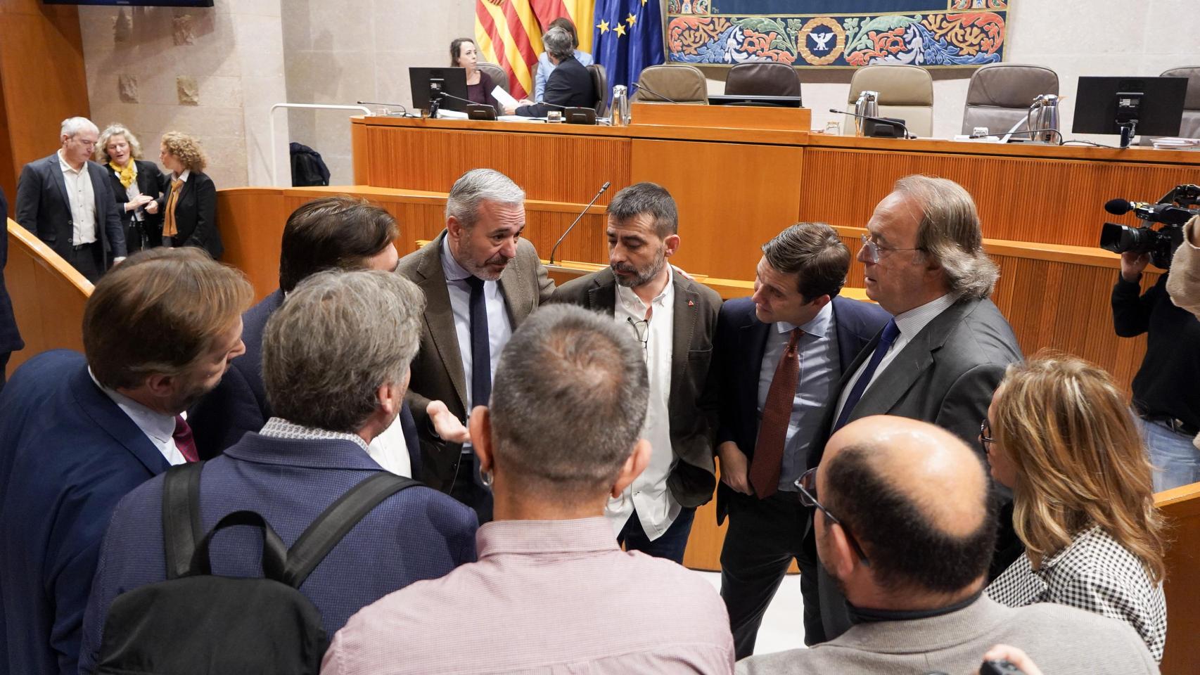 Azcón, en un corrillo con los portavoces de los grupos políticos, antes del pleno.