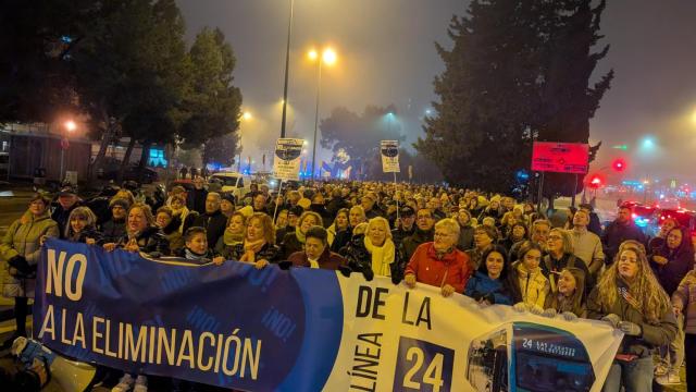 Los vecinos de Valdefierro en una de las manifestaciones por la eliminación de la línea 24, en Zaragoza.