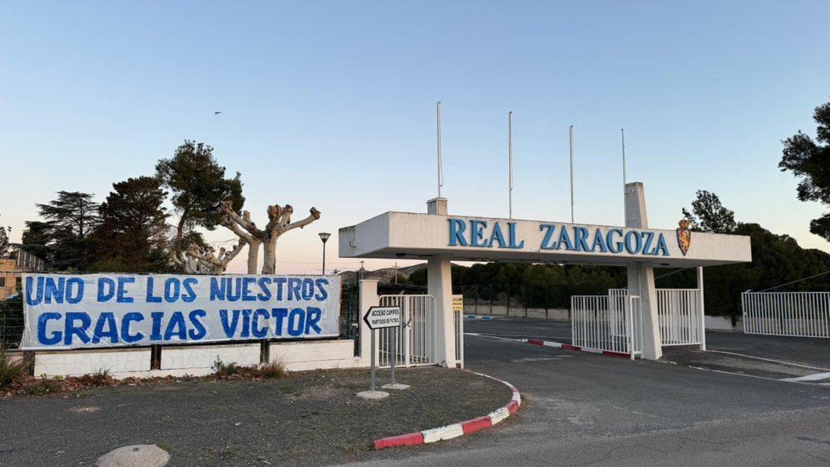 Pancarta para Víctor Fernández en la Ciudad Deportiva.