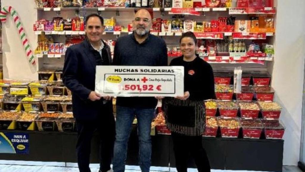 Francisco Rodríguez y María Solanas, en representación de El Rincón, hicieron entrega de un talón por valor de 1.501,92 euros a Francisco Alcaraz, secretario provincial de Cruz Roja