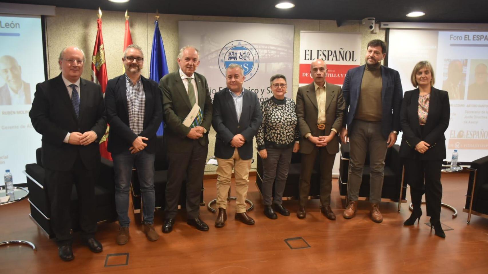 El presidente del CES, Enrique Cabero; el periodista Jesús Ignacio Fernández; el director de Urcacyl, Jerónimo Lozano; el secretario de la Junta Directiva de Asecyl, Arturo Santos; la presidenta de Porsiete, Pilar Rodríguez; el gerente de Aemta Sociedades Laborales CyL, Rubén Molina;  el director de Unión de Cooperativas, Javier Alonso, y la directora de El Español- Noticias de Castilla y León, Silvia García