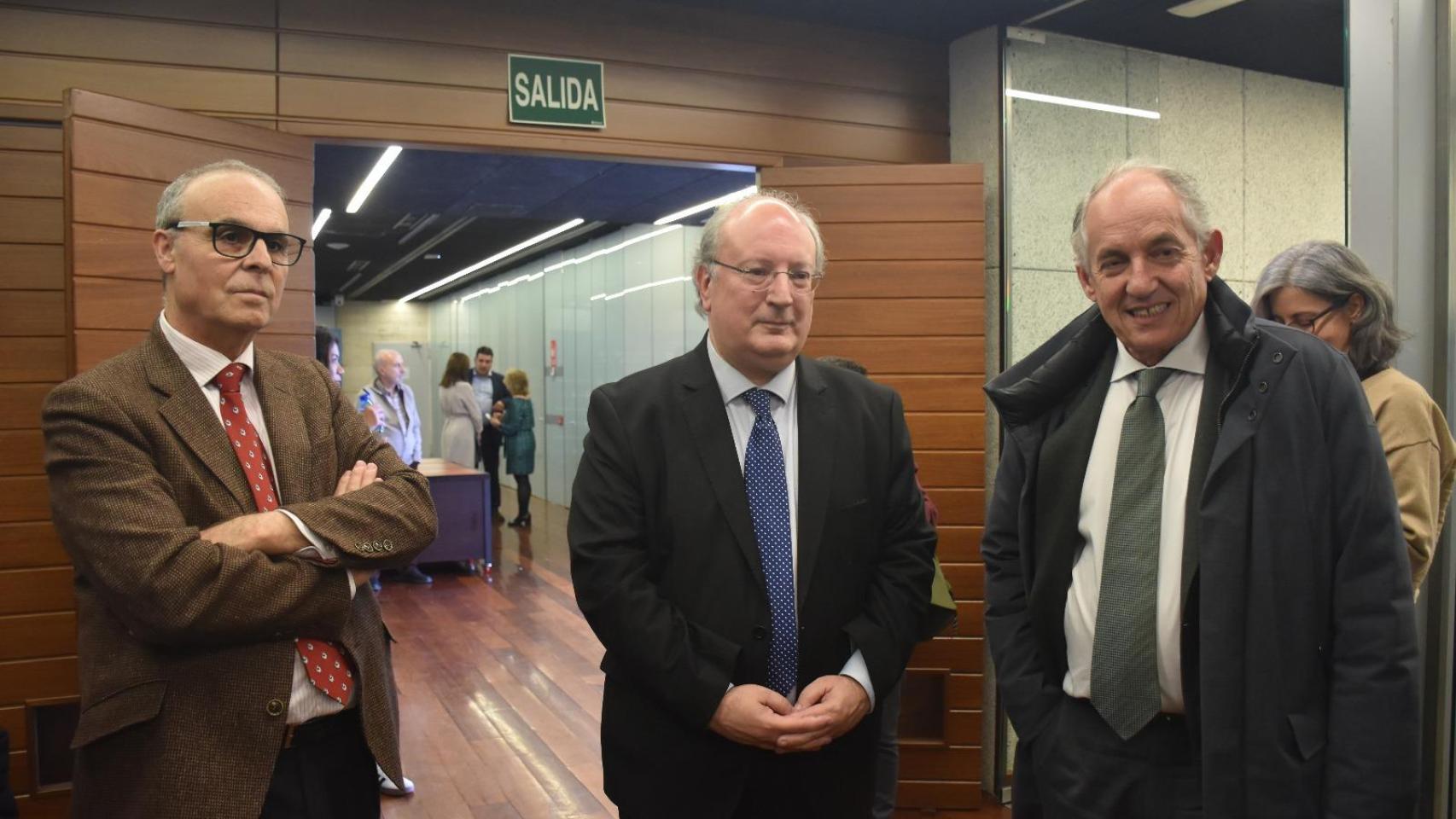 El director general de EL ESPAÑOL - Noticias de Castilla y León, Carlos Velasco, el presidente del CESCyL, Enrique Cabero, y el director de Urcacyl, Jerónimo Lozano, antes de comenzar el foro